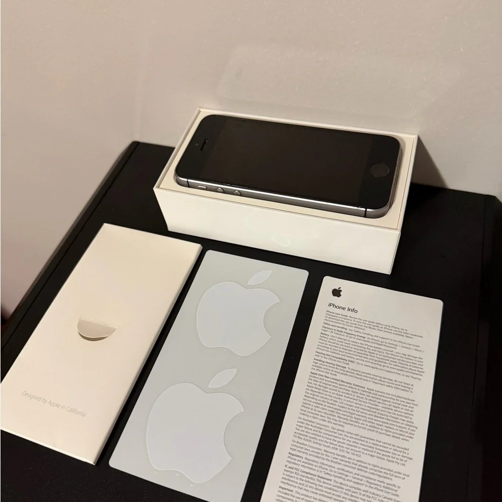 Apple iPhone SE Black and Silver
